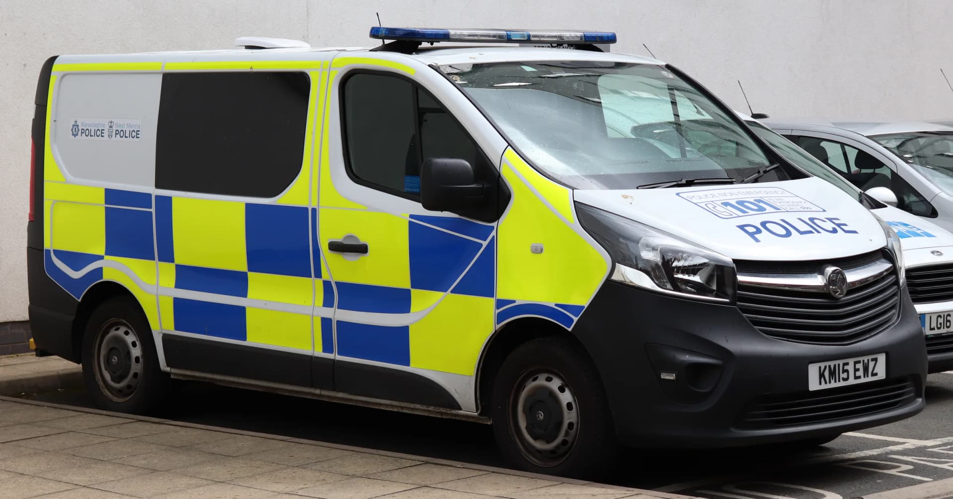 West Mercia and Warwickshire Police Vauxhall Vivaro response van in high-visibility markings — photo by Vauxford, CC BY-SA 4.0